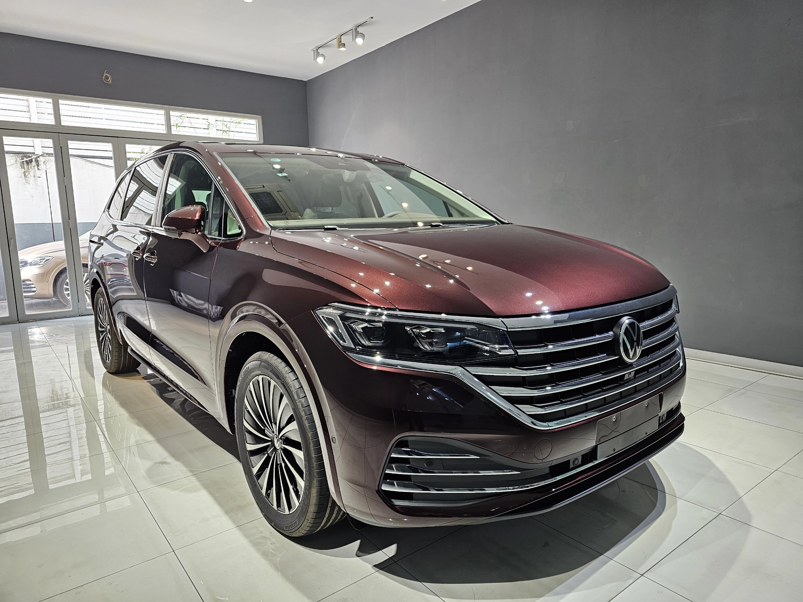 So sánh chi tiết Volkswagen Viloran: Premium và Luxury